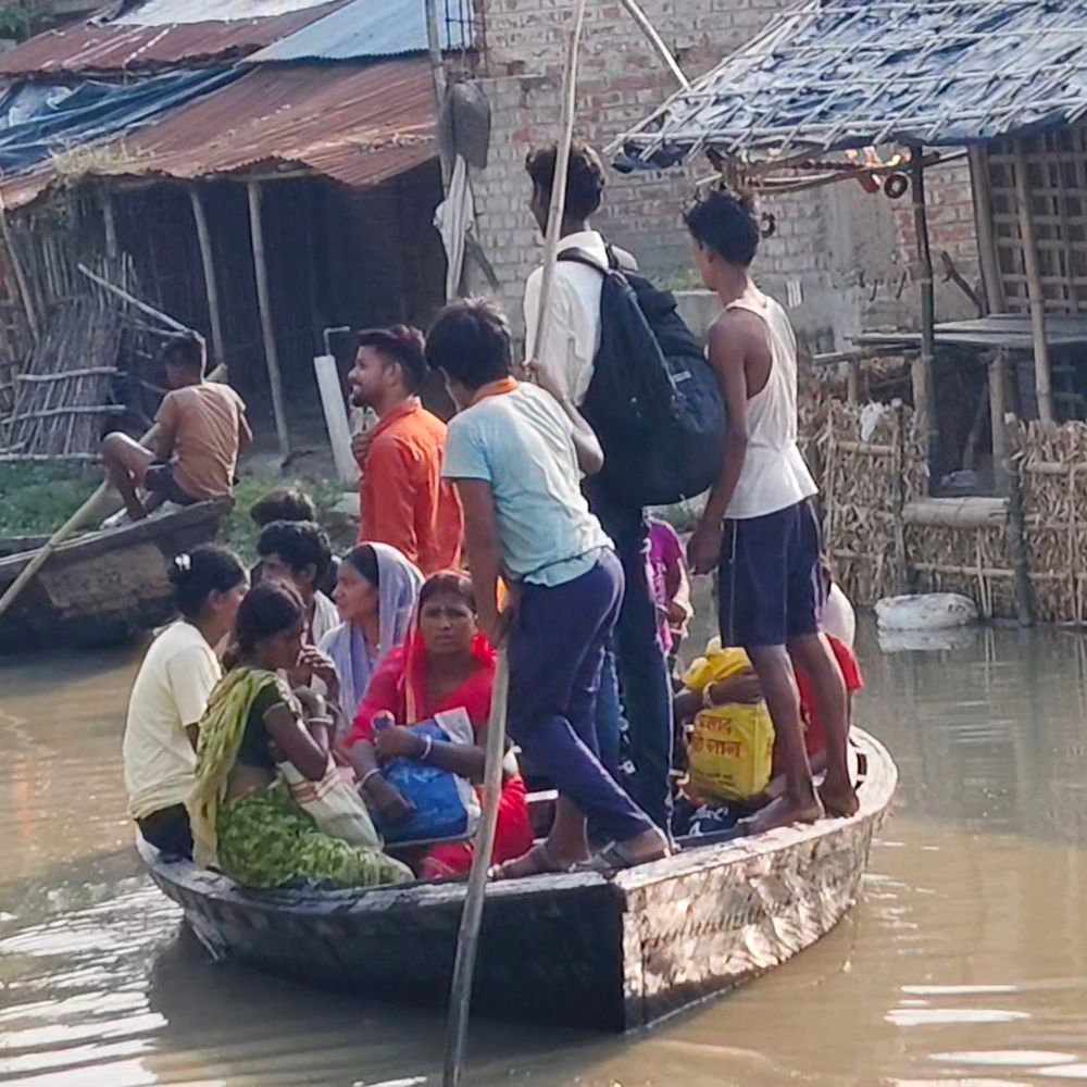 बच्चों से नाव चलवाने पर डीएम ने लिया एक्शन:कटिहार के मोहणाचंदपुर में 5 नाव उपलब्ध कराईं, परिजनों को भी दी चेतावनी
