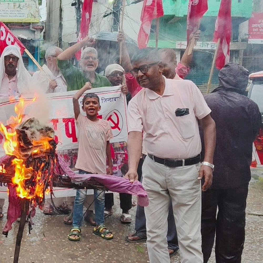 बेतिया में CEC ज्ञानेश कुमार के खिलाफ भाकपा का प्रदर्शन:जिला कार्यालय से इमली चौक तक निकाला जुलूस; पुतला फूंका, इस्तीफे की मांग