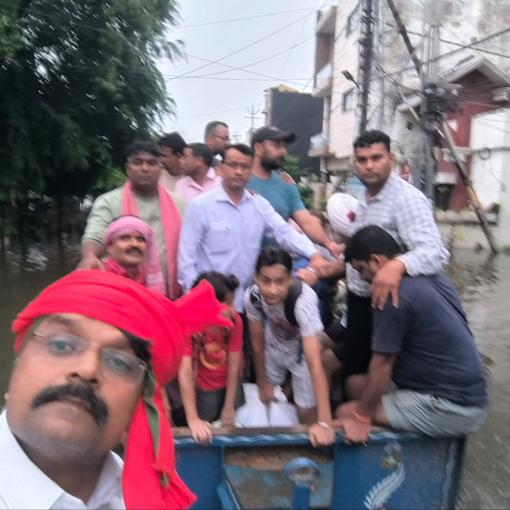 जलभराव से लोग फंसे, सपा ट्रैक्टर-ट्रॉली लेकर पहुंची:रेजीडेंसी गार्डन में घरों में फंसे परिवारों को निकालने की कोशिश, नगर निगम पर सवाल
