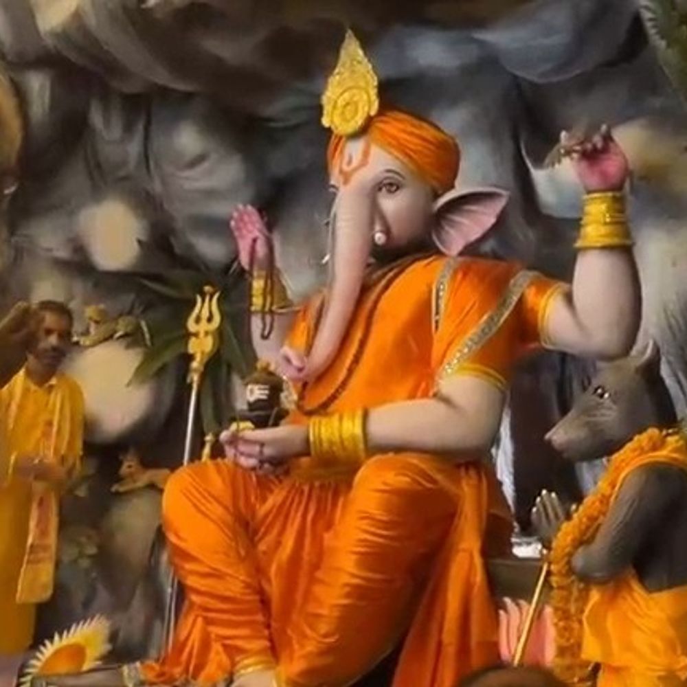 गुफापर के राजा के दरबार में उमड़े श्रद्धालु:तीन दशक से जारी है पूजा, इस बार रौद्र रूप में विराजमान हैं भगवान गणेश