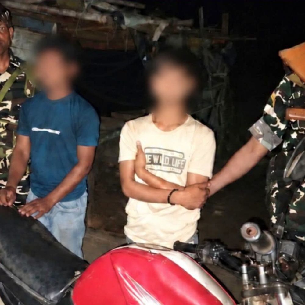 किशनगंज में 100 ग्राम स्मैक के साथ दो भाई गिरफ्तार:पुलिस ने बाईक के साथ पकड़ा, जब्त स्मैक की कीमत 2-3 लाख रुपए