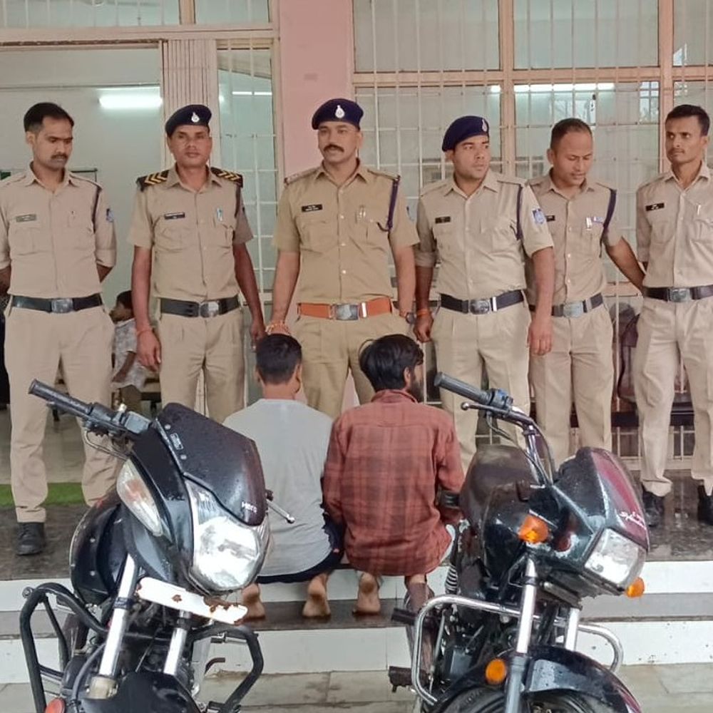 चाबी लगी बाइक छोड़ना पड़ा भारी, चोर लेकर फरार:जबलपुर की रांझी पुलिस ने गाड़ियां चुराने वाले गिरोह का किया खुलासा; 2 बाइक बरामद, दो गिरफ्तार