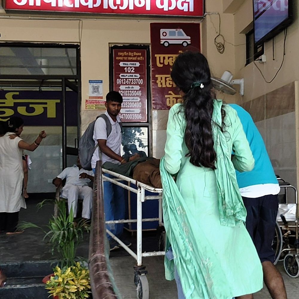 बिहारशरीफ जंक्शन- नाबालिग ने खाया जहर, प्रेमिका लेकर पहुंची अस्पताल:मां बोली- हम लोगों को कोई मतलब नहीं; लड़की ने कहा- प्रेमी संग आधारकार्ड बनवाने गई थी