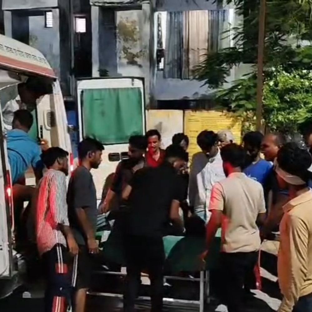 पेप्सी-गुटखा न देने पर परिवार पर हमला, 4 लोग घायल:महोबा में 20 लोगों पर घर में घुसकर लाठी-डंडे, रॉड और कुल्हाड़ी से मारपीट का आरोप