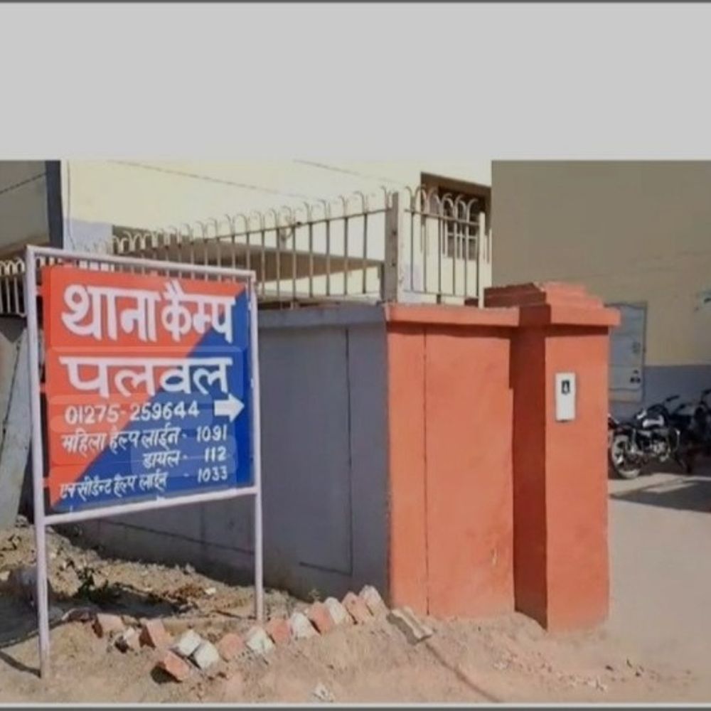 पलवल में दुकान पर बैठे पिता-पुत्र पर बदमाशों का हमला:लूट का विरोध करने पर तानी बंदूक, लोहे की रॉड मारी, 35 हजार रुपए ले गए