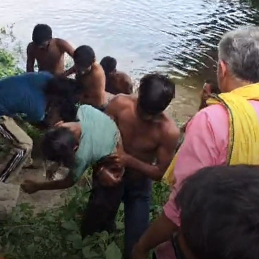 सरयू नदी में डूबने से दो सगी बहनों की मौत:मछलियों को दाना डालते समय नदी में गिरी 9 साल की बच्ची, बचाने उतरी बहन भी डूबी