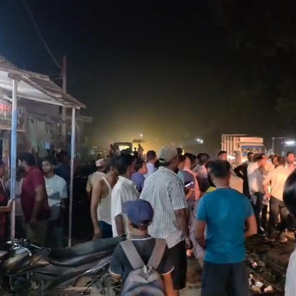 सीवान में CSP जा रहे युवक पर चाकू से हमला:साइबर कैफे में गेट तोड़कर घुसा, 4 लाख कैश और सोने की चेन लूटी