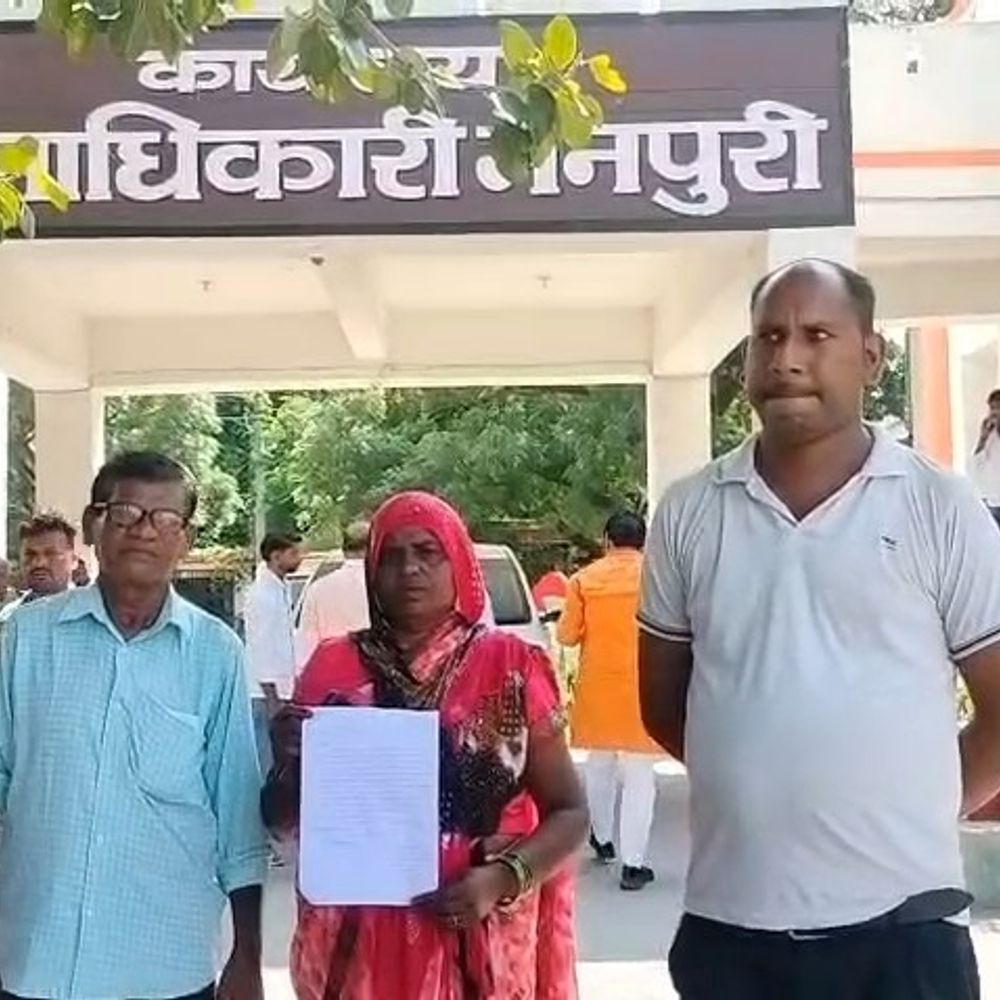 विधवा महिला को घर में घुसने से रोका:ससुर की तेरहवीं नहीं करने दी, थाने में सुनवाई न होने पर DM ऑफिस पहुंची