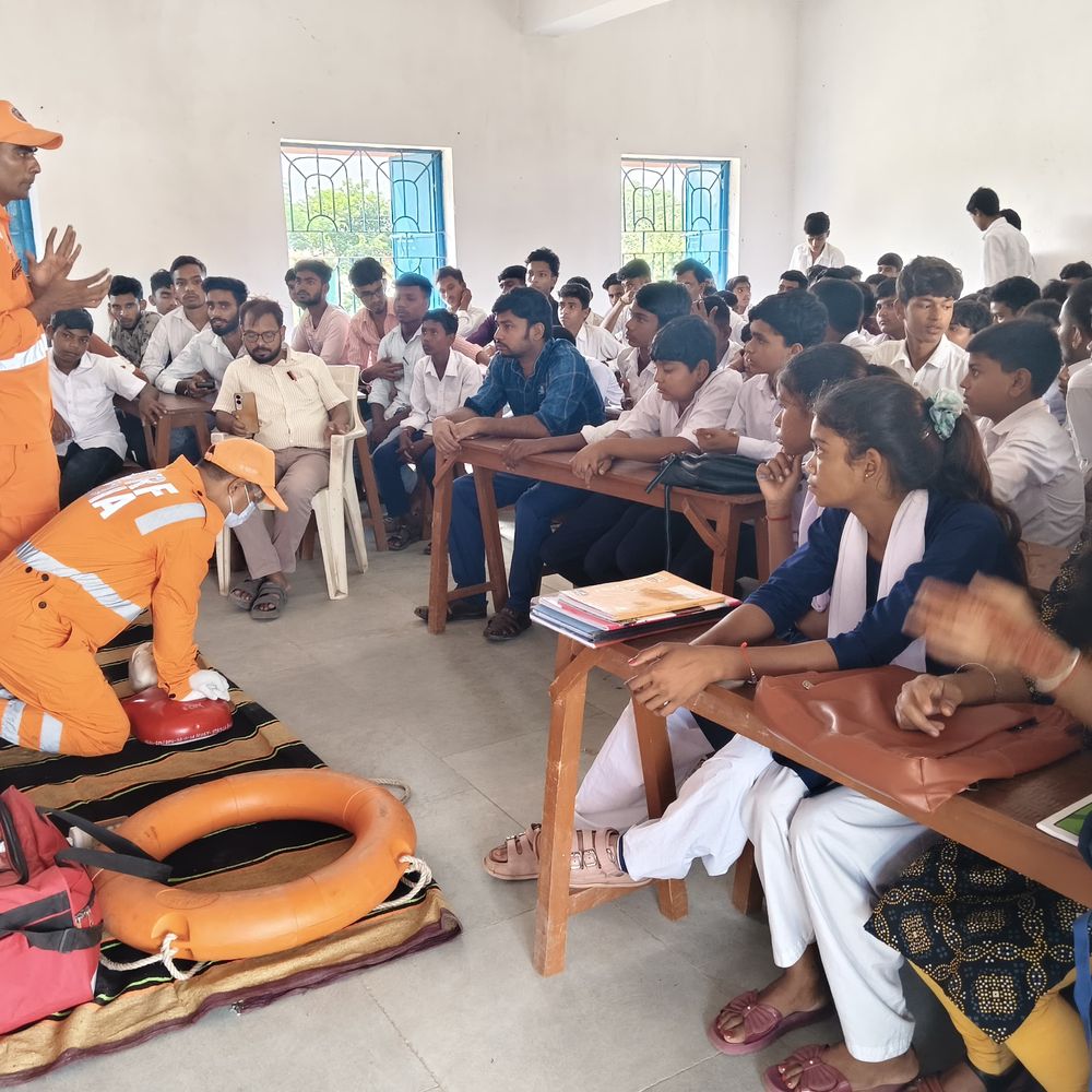 ‘आपदा में घबराएं नहीं, समझदारी से लें फैसला’:जमुई में NDRF ने छात्रों को बताए तरीके, मॉक ड्रिल-भूकंप, आग से बचाव की ट्रेनिंग