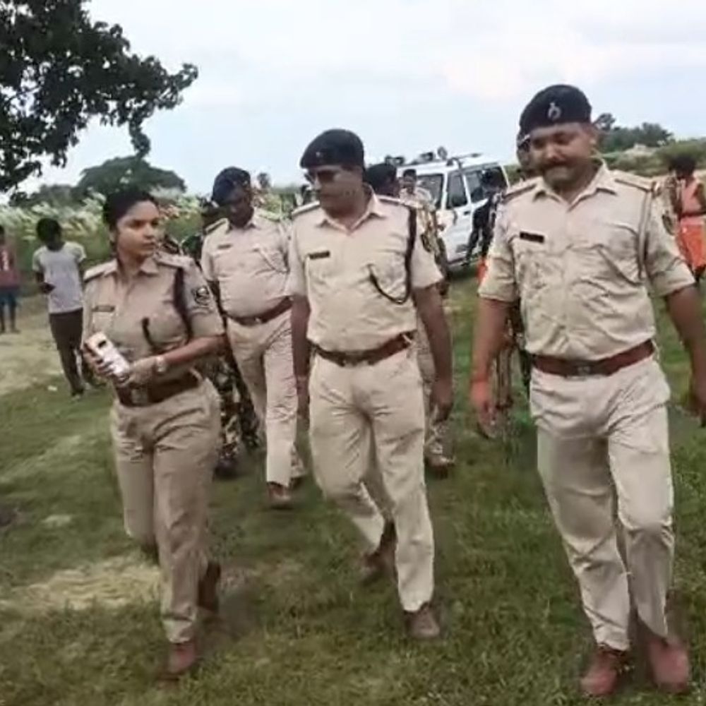 मुजफ्फरपुर दियारा में खून के धब्बे और जले अवशेष मिले:मोतिहारी का युवक दो दिन से लापता, पत्नी ने जताई हत्या की आशंका