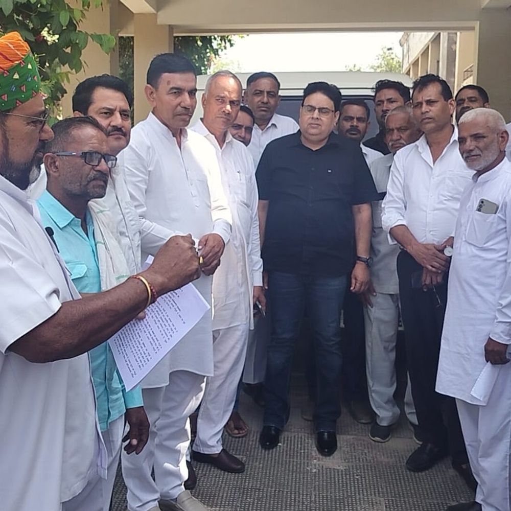 फर्रुखनगर में आवारा पशुओं से किसान परेशान:CM के नाम नायब तहसीलदार को सौंपा मांगपत्र; बोले- रोज हो रहे हादसे