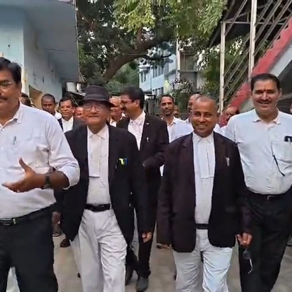 जमुई में अधिवक्ताओं का धरना तीसरे दिन भी जारी:साइबर थाना ले जाने पर पुलिस के खिलाफ प्रदर्शन, लिखित आश्वासन पर अड़े वकील
