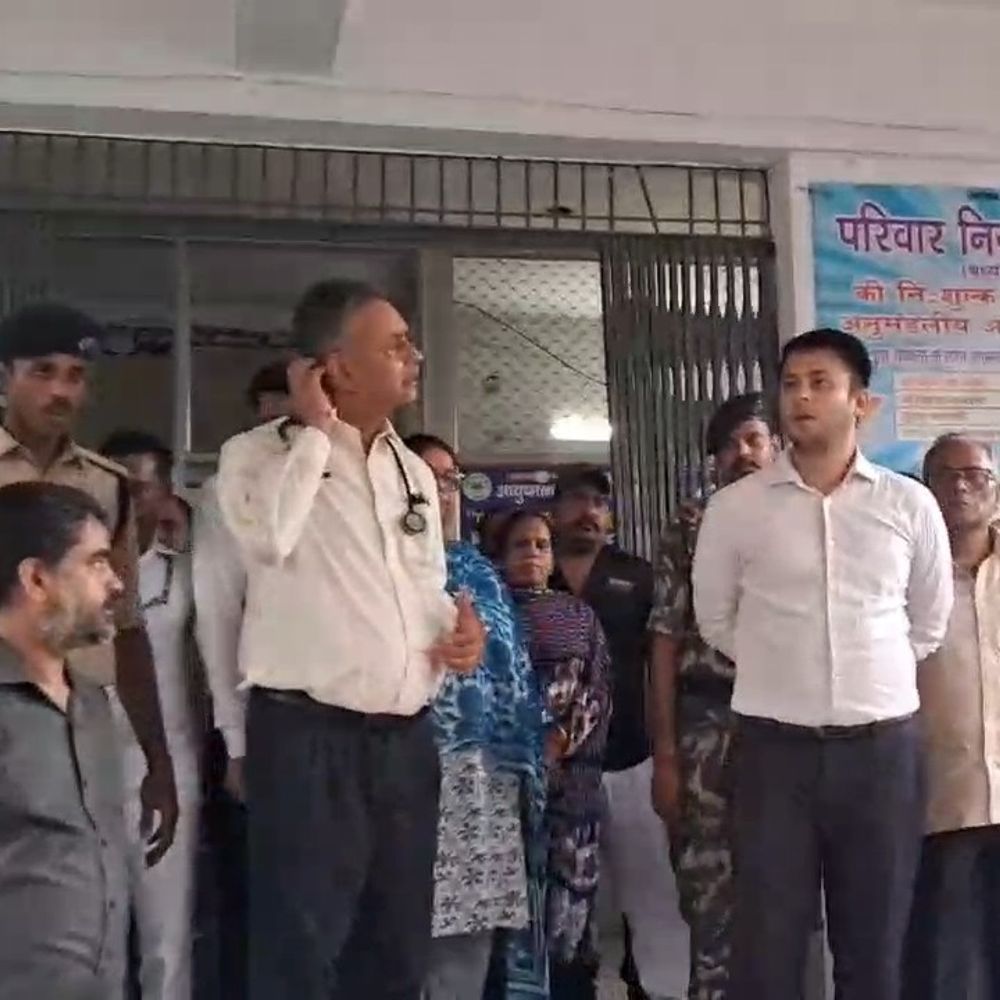 कैमूर DM ने मोहनिया अस्पताल का किया सरप्राइज इंस्पेक्शन:स्वास्थ्य सेवाओं की रिव्यु, एब्सेंट डॉक्टरों पर कार्रवाई; ट्रॉमा सेंटर में तेजी का निर्देश