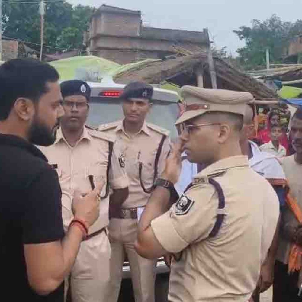 पताही डबल मर्डर- फरार आरोपियों पर 20-20 हजार का इनाम:एसपी स्वर्ण प्रभात ने किया घटनास्थल का निरीक्षण, परिजनों से ली जानकारी
