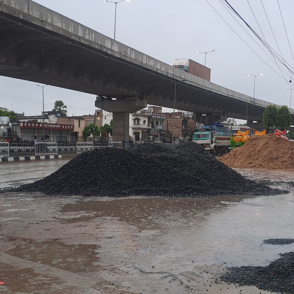 गोपालगंज में बारिश-तेज हवा से मौसम ठंडा:26°C पहुंचा तापमान, 80-95 MM बारिश का अनुमान; धान को फायदा, गन्ना-मक्का गिरने का खतरा