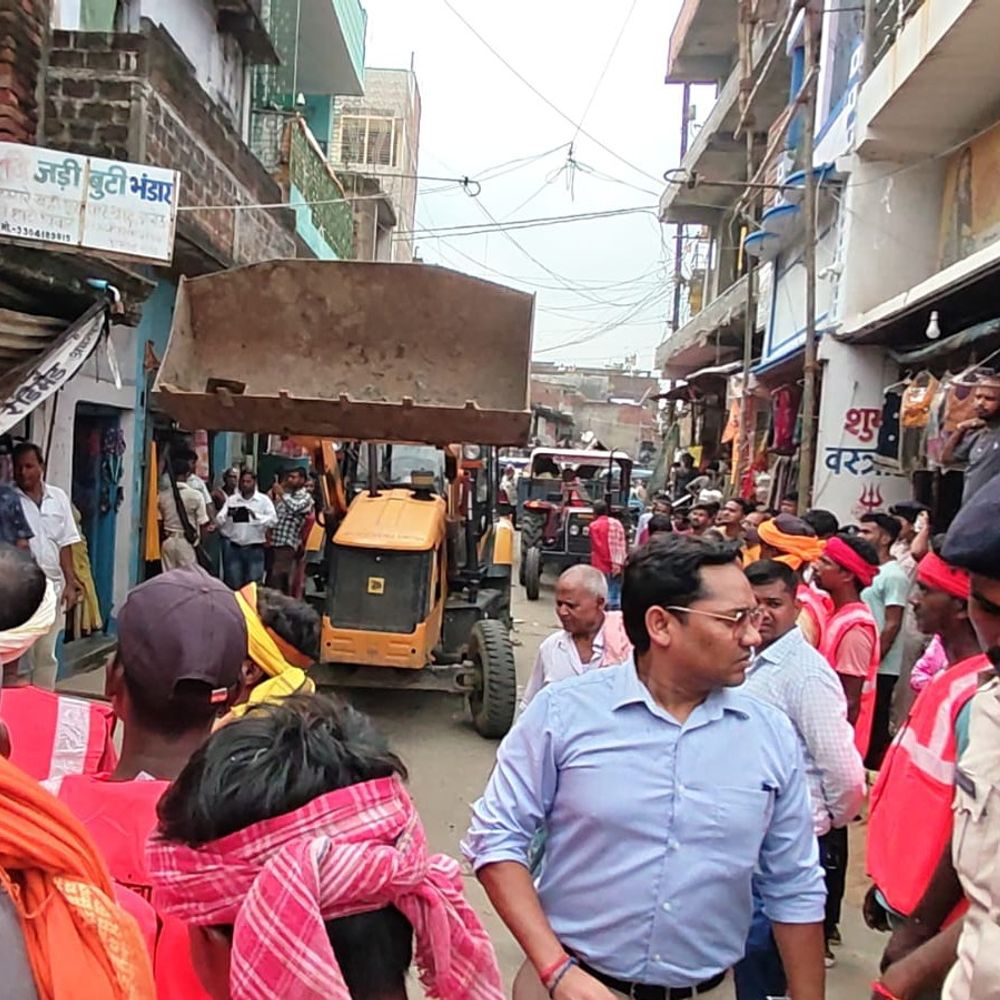 अतिक्रमण पर चला बुलडोजर, 200 से ज्यादा दुकानें हटाईं:बांका के गोला चौक से बस स्टैंड तक चला अभियान, 10 हजार से ज्यादा जुर्माना वसूला