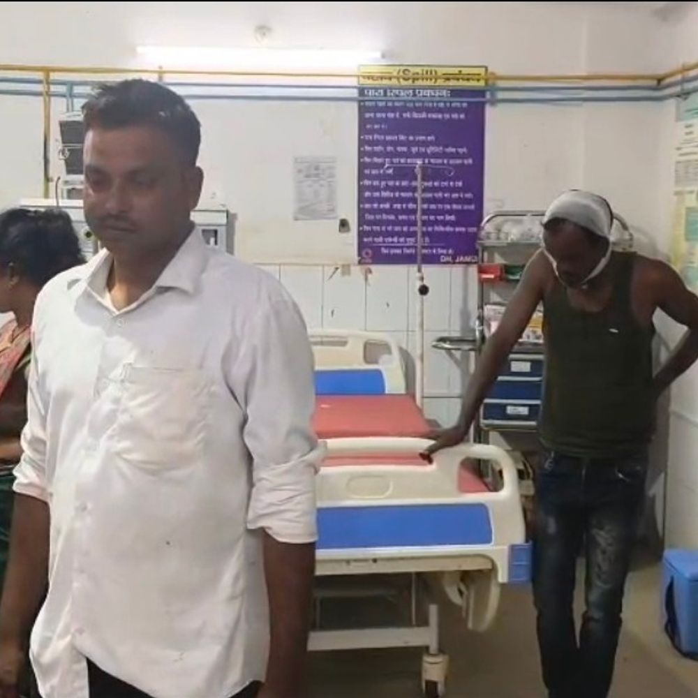 तेज रफ्तार बोलेरो पेड़ से टकराई, 7 घायल:पश्चिम बंगाल से वैशाली जा रहे थे सभी यात्री, दो को डॉक्टरों ने पटना रेफर किया