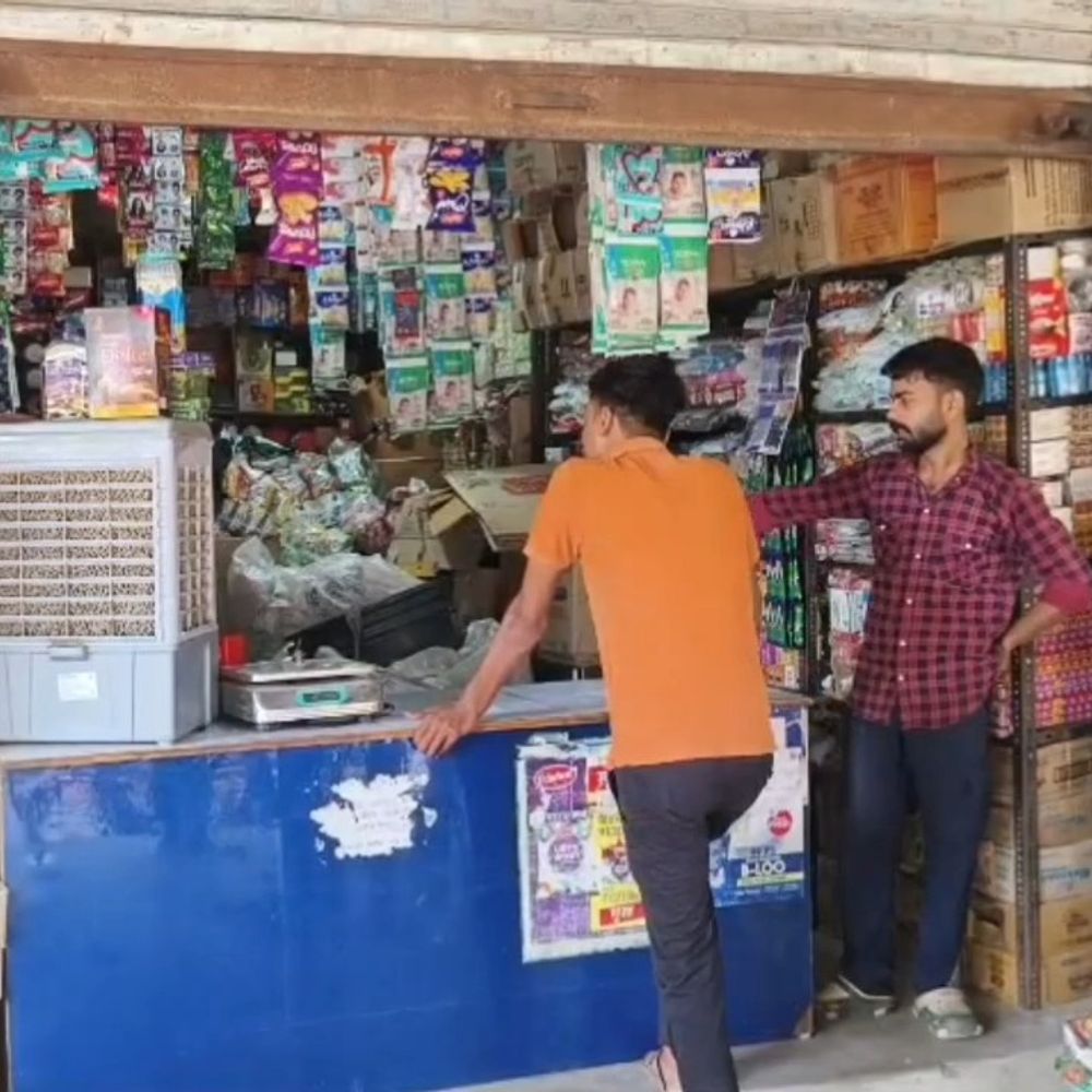 महोबा में डीएम आवास के पास किराना दुकान में चोरी:उधारी का बहीखाता भी ले गए चोर; गुल्लक में छोड़े 2-2 रुपए के चार सिक्के