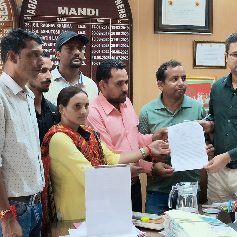 मल्टी-टास्क वर्करों ने CM के नाम ADC को सौंपा मांगपत्र:मंडी में बोले- सिर्फ 6 हजार रुपए में काम कर रहे, परिवार चलाना मुश्किल