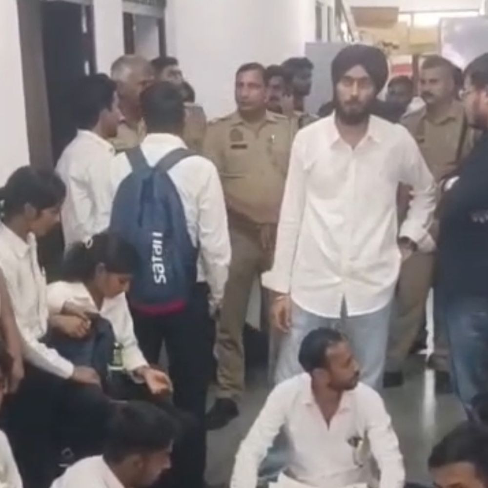 मुरादाबाद-GJU के LLB छात्रों ने कुलाधिपति को सौंपा ज्ञापन:प्रथम और द्वितीय सेमेस्टर के रिजल्ट में देरी पर जल्द कार्रवाई की मांग