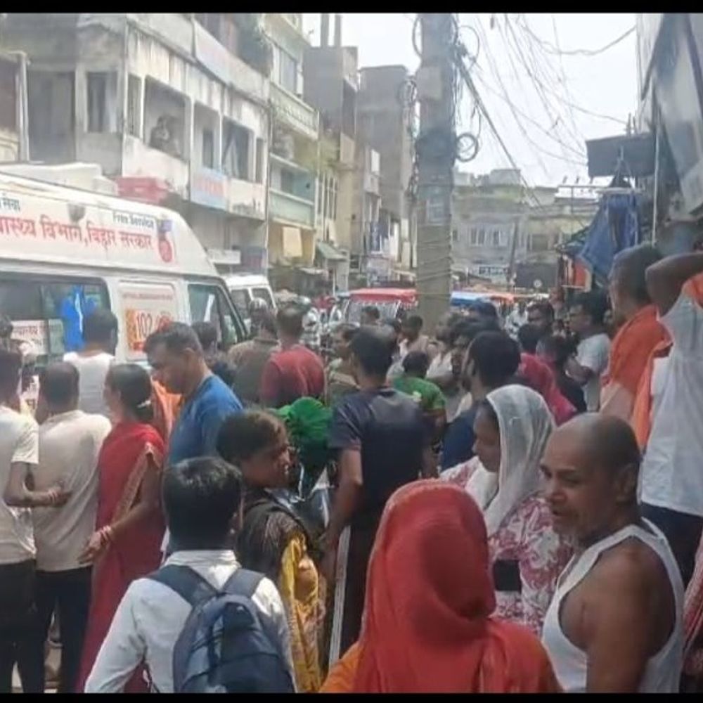 बांका में दो बाइक की टक्कर:एक गंभीर रूप से घायल, शिवाजी चौक के पास हुआ हादसा; 45 मिनट बाद पहुंची एंबुलेंस