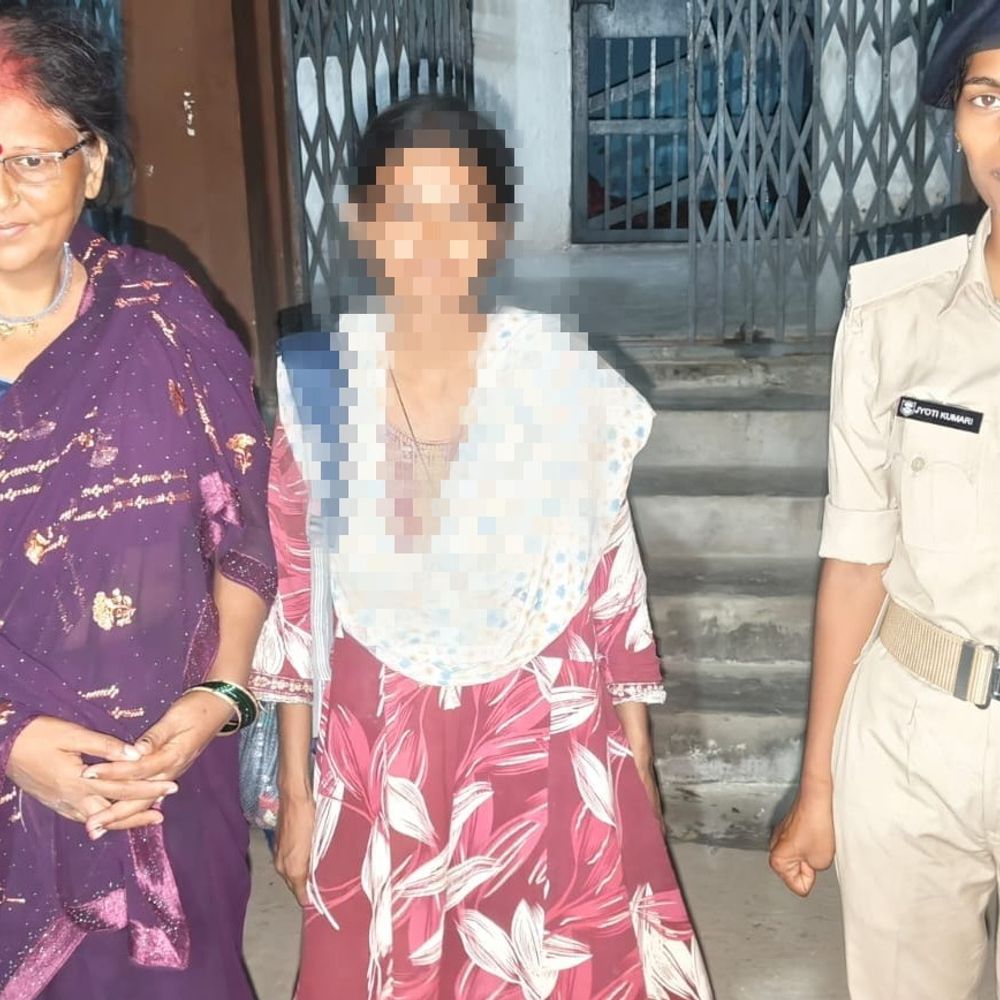 सीतामढ़ी पुलिस ने भटकी युवती को परिजनों से मिलाया:कन्हौली थाना क्षेत्र में मिली थी युवती, डायल-112 टीम ने की मदद