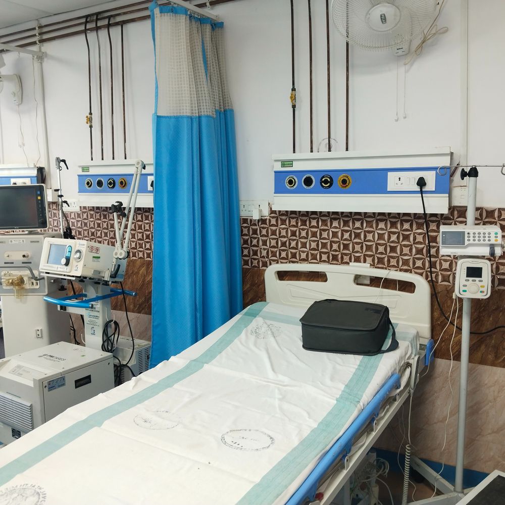 बक्सर सदर अस्पताल ICU में आयुष डॉक्टरों की तैनाती:MBBS डॉक्टरों की कमी पर CS बोले-गंभीर इलाज स्पेशलिस्ट ही करेंगे, लोग बोले-ICU में इलाज होगा या प्रयोग