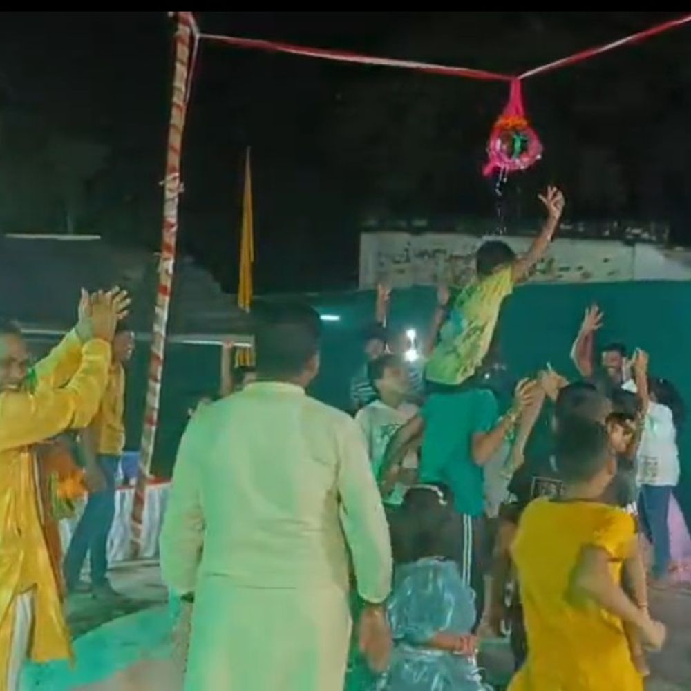 एसएसबी भिनगा में गूंजे कान्हा के जयकारे:मटकी फोड़ के साथ आधी रात हुआ श्रीकृष्ण जन्मोत्सव, सीमा पर तैनात जवानों ने लिया हिस्सा