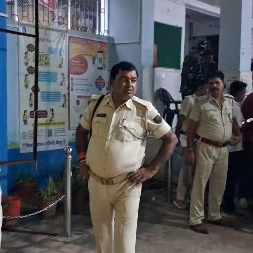 ट्रांसफार्मर से निकले करंट की चपेट में आई महिला, मौत:कैमूर में घास काटते समय हादसा, 2 दिन से ट्रांसफार्मर में हो रही थी स्पार्किंग