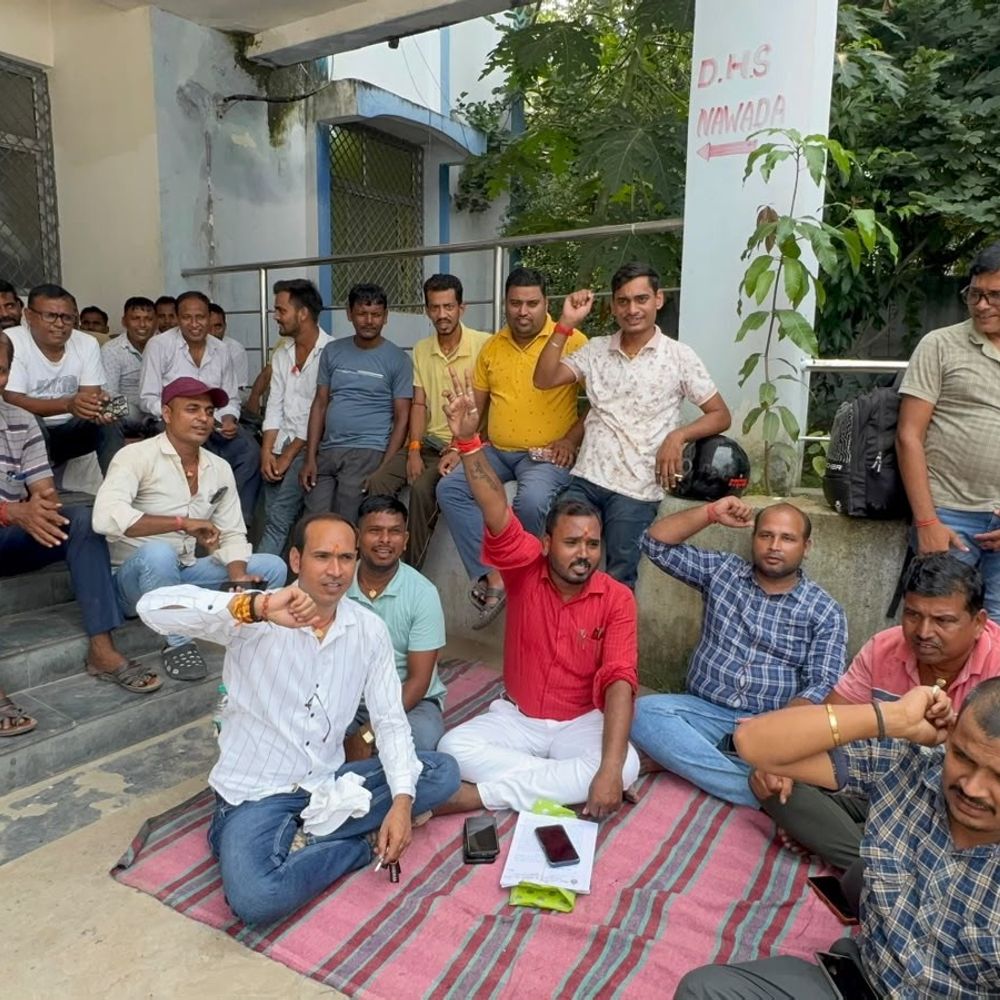 नवादा में 102 एंबुलेंस सेवा ठप, कर्मचारी अनिश्चितकालीन हड़ताल पर:जेन प्लस कंपनी पर परेशान करने, मनमाने तबादले और पैसे मांगने का आरोप