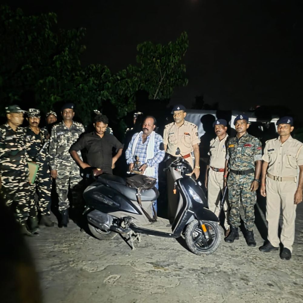 बुद्ध की बहुमूल्य प्रतिमा के साथ 2 संदिग्ध तस्कर गिरफ्तार:बेतिया में 12 लाख में खरीदी थी प्रतिमा, 20 लाख में बेचने की थी तैयारी
