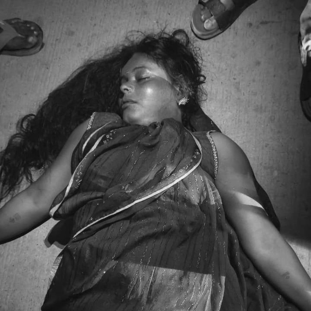 रोहतास में भैंस बाइक से टकराई, महिला की मौत:पति का हाथ टूटा, आक्रोशित ग्रामीणों ने किया सड़क जाम