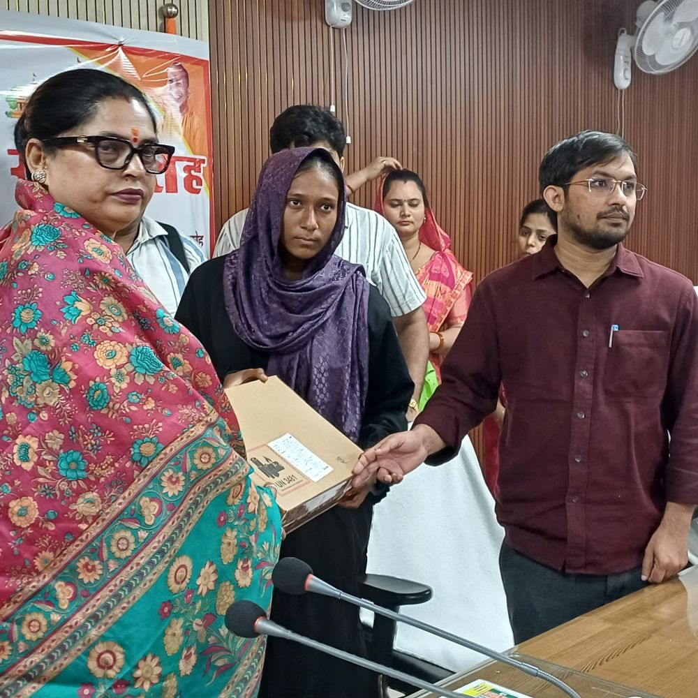 10 आंगनबाड़ी और 16 सहायिकाओं को मिले नियुक्ति पत्र:चंदौली में 7 गर्भवती महिलाओं की गोद भराई, बाल सेवा योजना में युवती को मिला लैपटॉप