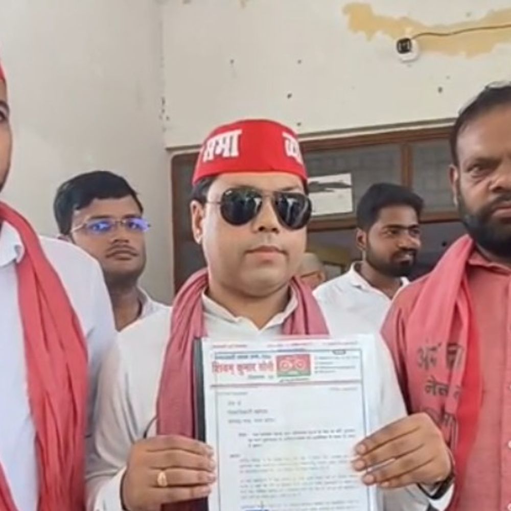 मऊ में पटरी दुकानदारों के उत्पीड़न का आरोप:समाजवादी व्यापार सभा ने DM को सौंपा ज्ञापन, पटरी दुकानदारों के लिए वेंडिंग जोन की मांग