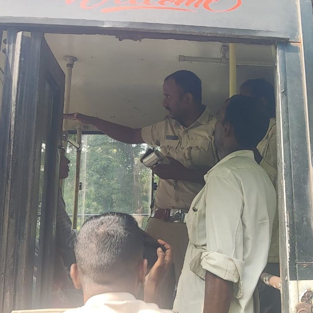 अररिया में 65 बसों की जांच, 28 पर कार्रवाई:ज्यादा किराया वसूलने और किराया लिस्ट नहीं लगाने पर 18,900 रुपए जुर्माना वसूला