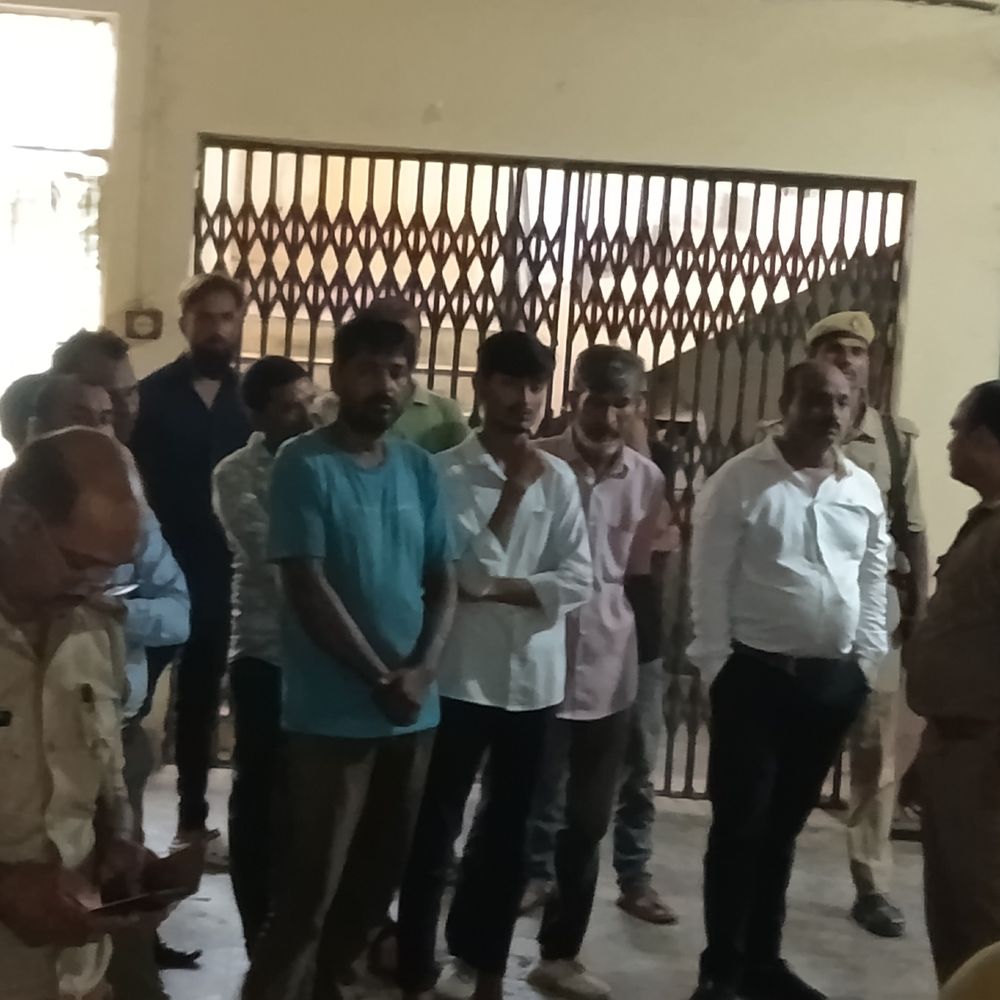 फतेहपुर ARTO ऑफिस में छापा, 4 पर केस दर्ज:डीएम के निर्देश पर 50 पुलिसकर्मियों के साथ हुई थी कार्रवाई