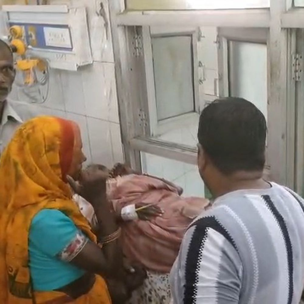 सीतापुर में बारिश से कच्ची दीवार ढही, महिला की मौत:पानी भरने के दौरान मलबे में दबी महिला, पीड़ित परिवार को मिलेगी आर्थिक सहायता