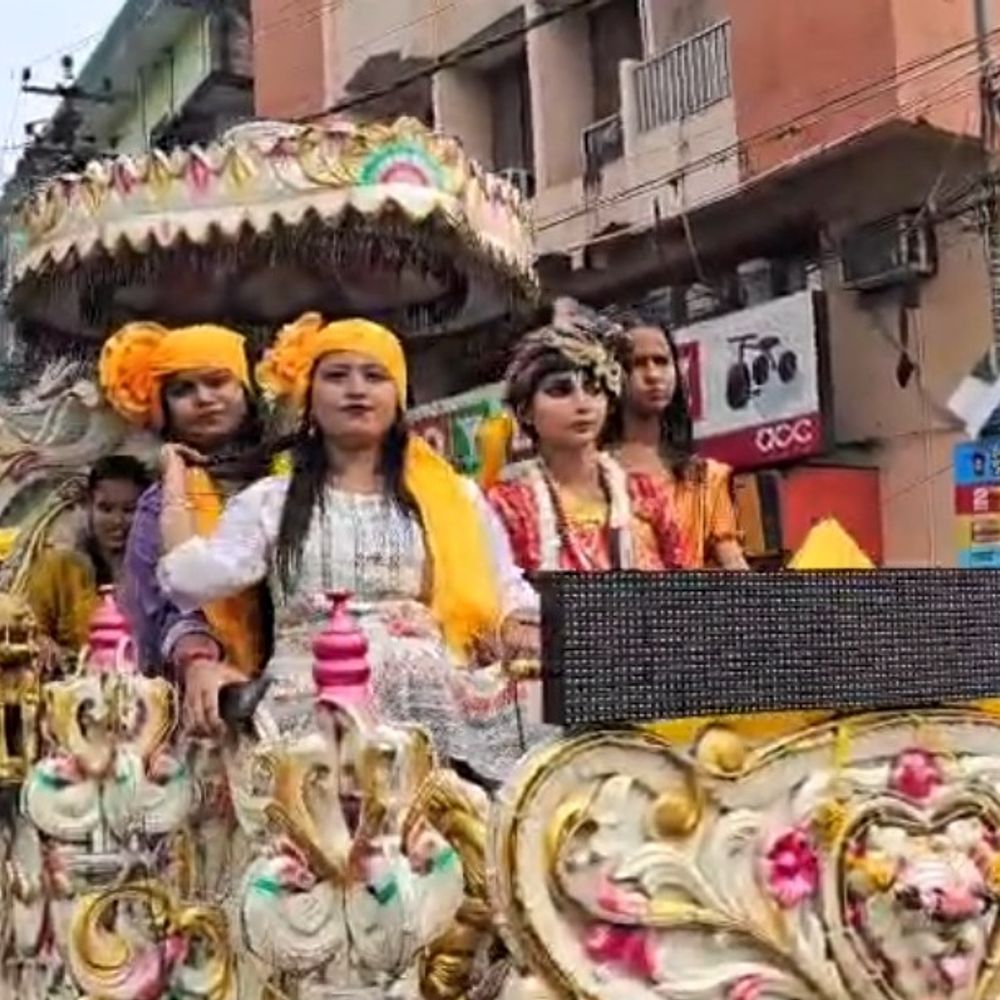 कटिहार में यदुवंशी सेना ने निकाली कृष्ण शोभायात्रा:श्री राम सेना ने की सेवा, शहीद चौक पर लगाया शरबत-पानी कैंप