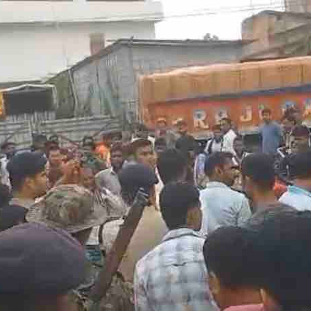 खनका मोहल्ले में सड़क निर्माण की मांग को लेकर प्रदर्शन:एक घंटे तक यातायात बाधित रहा, पुलिस और निगम अधिकारियों ने लोगों को समझाया