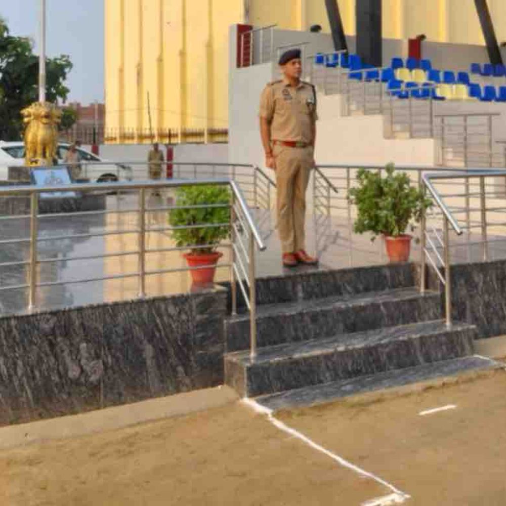 गोरखपुर SSP ने परेड से परखी जवानों की फिटनेस:ड्रिल से जांचा तालमेल, सभी यूनिट्स को हाई अलर्ट पर रहने के दिए निर्देश