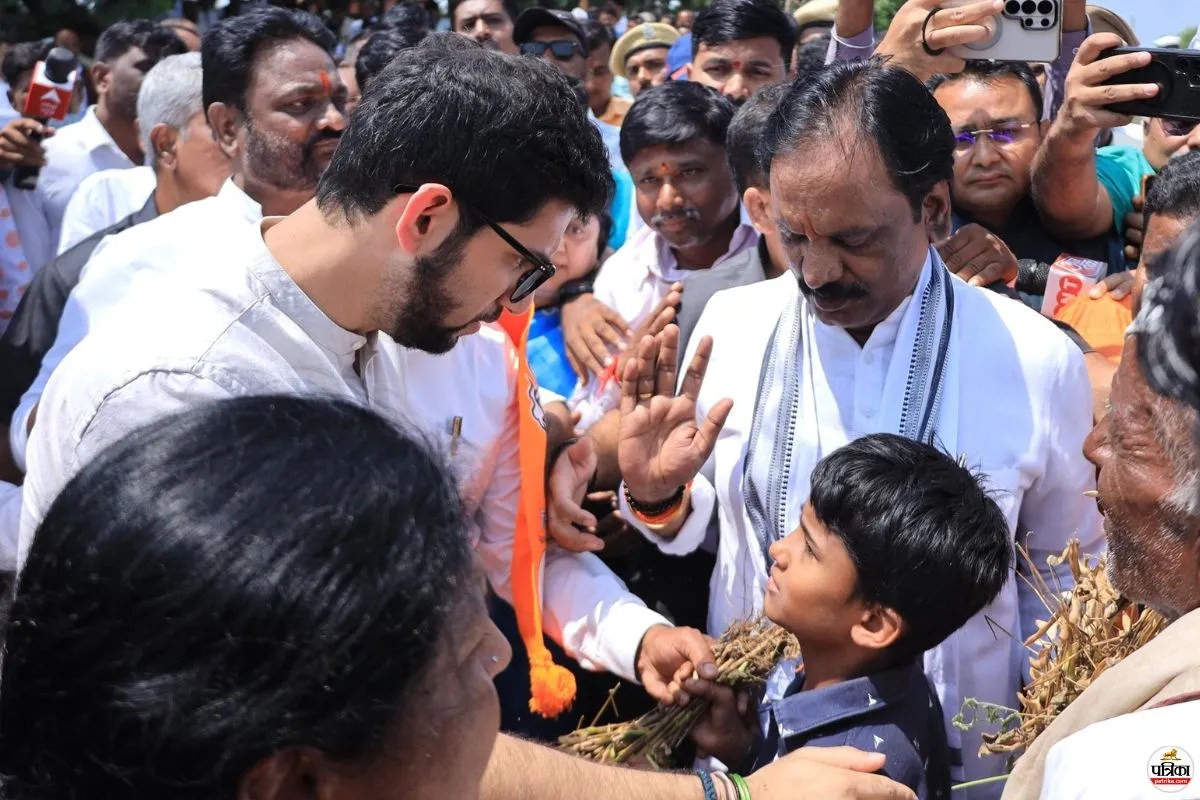 धाराशिव में सूखे की मार: पापा कुछ कर न लें, इसलिए साए की तरह साथ रहता है मासूम! आदित्य ठाकरे ने की 5000 रुपये की मदद