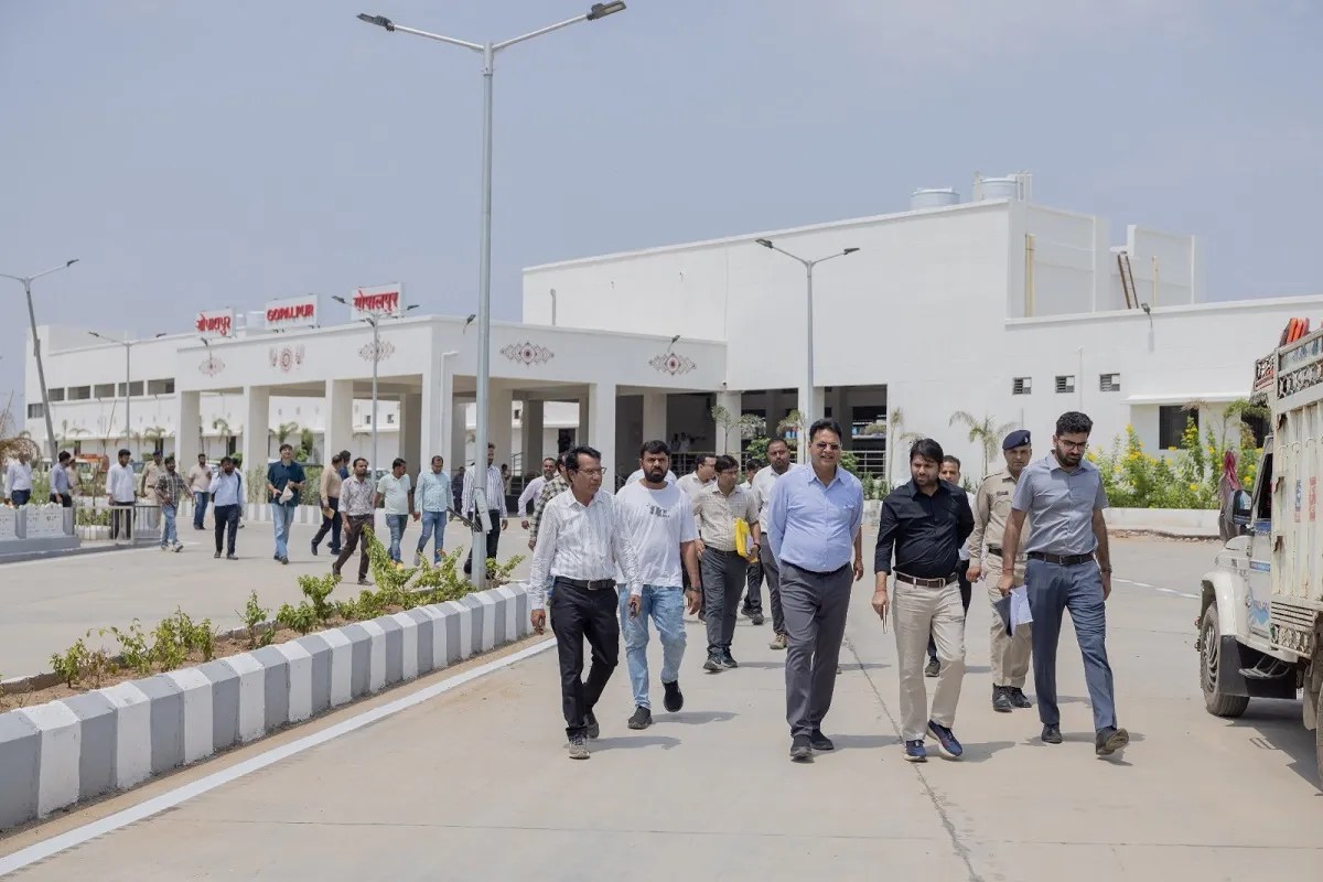 रेल संरक्षा, यात्री सुविधाओं एवं माल परिवहन को और बेहतर बनाने पर जोर
