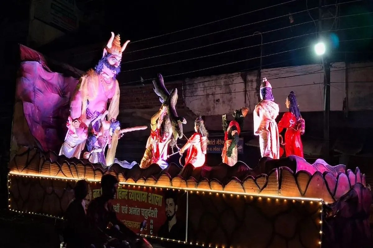 रतलाम में झांकियों की रोशनी से जगमगाई रात, करतबों ने बांधा समां