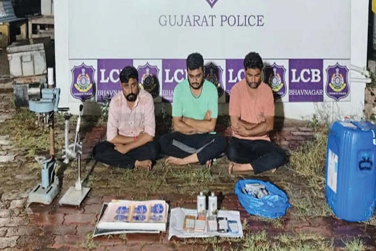 भावनगर में रेलवे क्वार्टर से नकली शराब बनाने की फैक्टरी पकड़ी, रेल कर्मी समेत तीन गिरफ्तार
