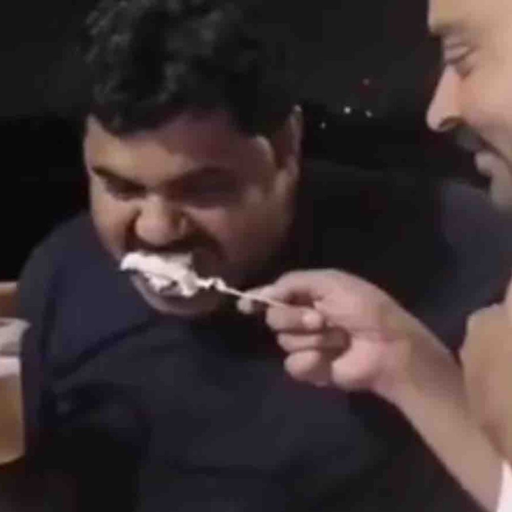 गाजियाबाद में एलिवेटेड रोड पर केक-शराब के साथ बर्थडे सेलीब्रेशन:एक युवक ने केक काटा, दूसरे के हाथ में शराब होने का दावा; VIDEO