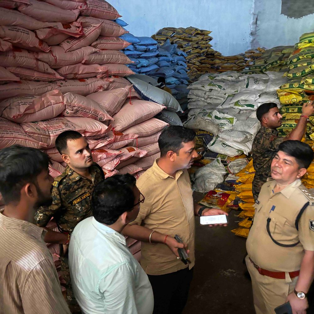 मोतिहारी में 4 खाद गोदामों पर रेड:यूरिया ब्लैक मार्केटिंग पर पुलिस का एक्शन, बड़ी संख्या में खाद जब्त