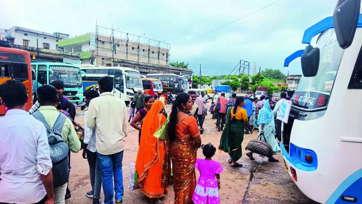 तीज पर मायके की राह, बसों में जान जोखिम में