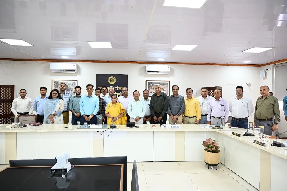 यात्री सुविधाओं के विस्तार के साथ ऊर्जा दक्षता की दिशा में करें प्रयास : बांभणिया