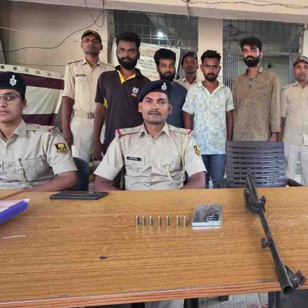 मोतिहारी में शराब पार्टी करते 3 युवक गिरफ्तार:9MM पिस्टल और 7 गोलियां बरामद, आर्म्स एक्ट में केस दर्ज