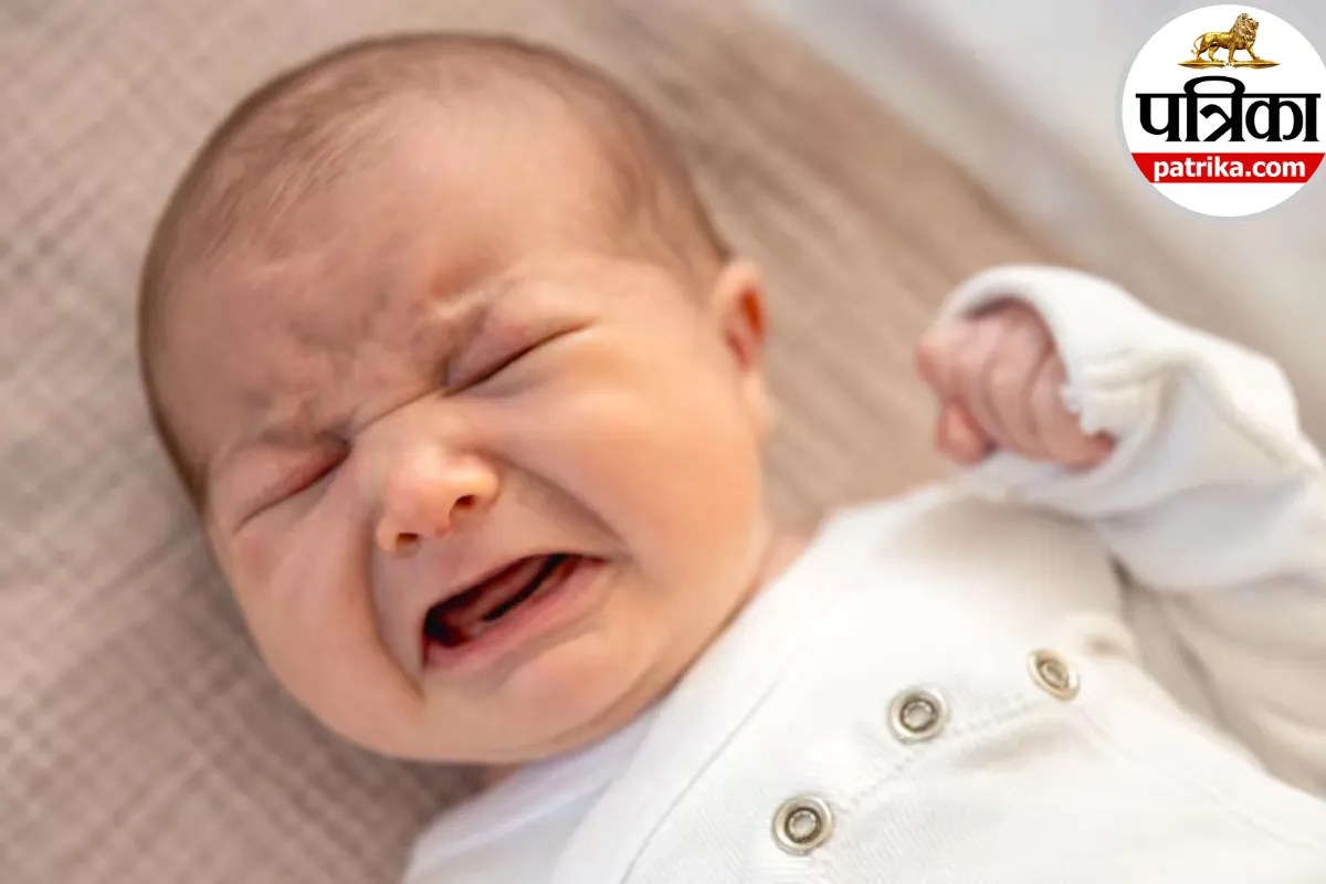 नवजात के लगातार रोने की वजह हो सकता है Colic, एनएचएस से जानें कैसे पहचानें इसके संकेत